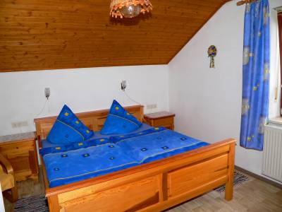 bauernhof-bayern-ferienwohnung-balkon-schlafzimmer