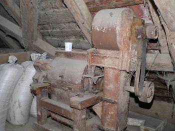bauernhof-m�hle-verkauf-ger�te-alt-historisch-antik
