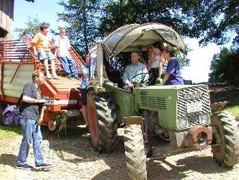 Familie auf dem Traktor - Kinderfreundlicher Bauernhof Bayern Familienurlaub