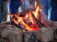 Lagerfeuer in Bayern - Würschtl grillen