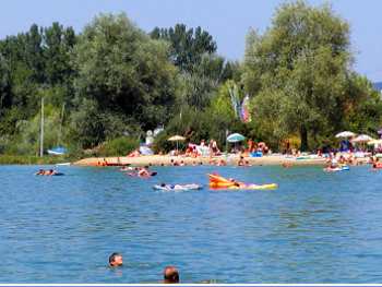 Baden und Schwimmen im Sommerurlaub in Bayern Sommerferien in Deutschland