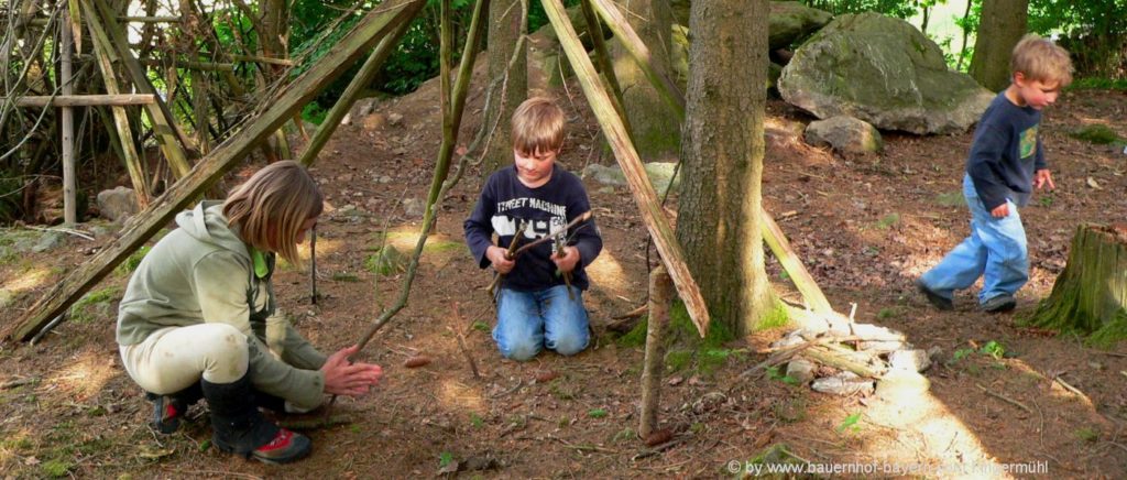 Bayerischer Wald Urlaubsausflug mit Kindern Spaziergang zum Spielplatz