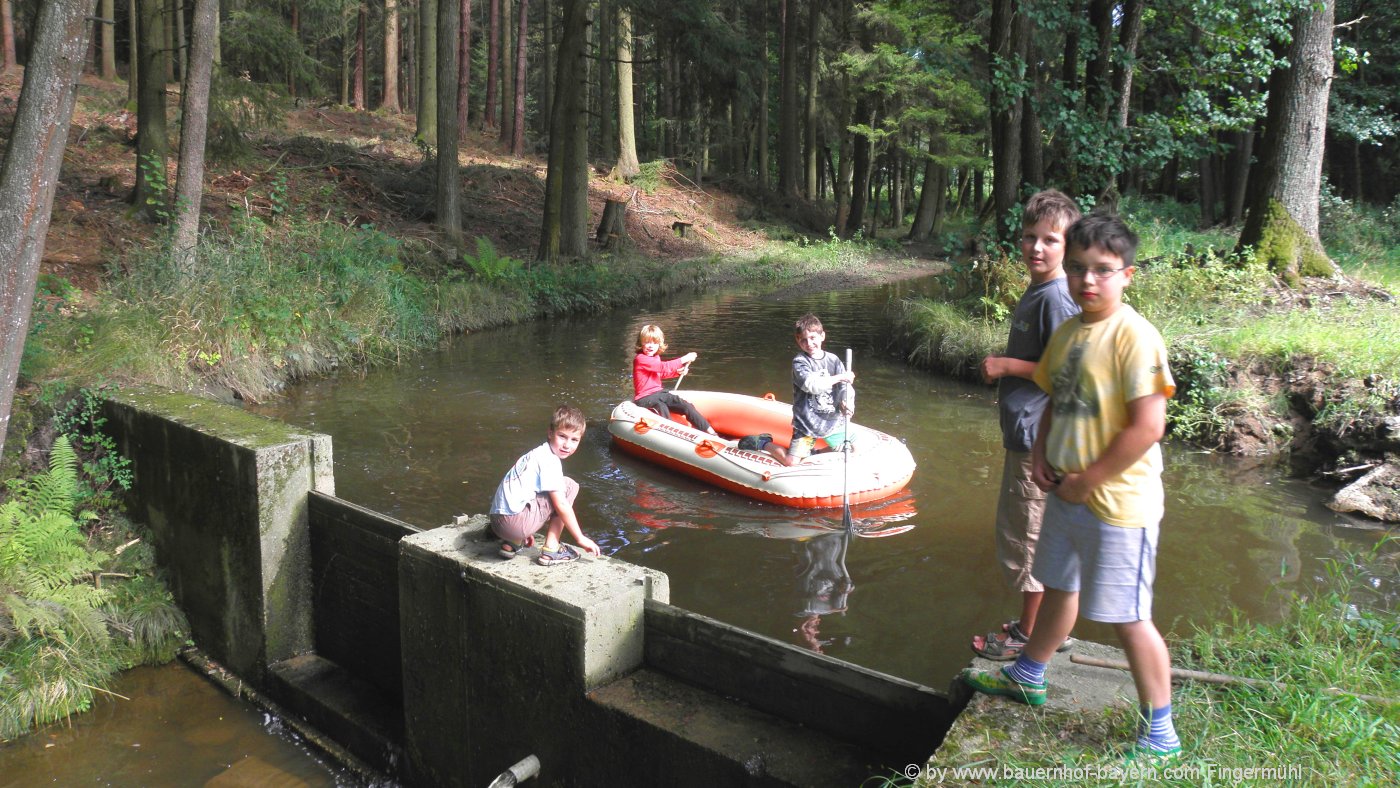 bayern-erlebnisbauernhof-kinder-bootfahren-im-bach-stausee bayern-erlebnisbauernhof-kinder-bootfahren-im-bach-stausee