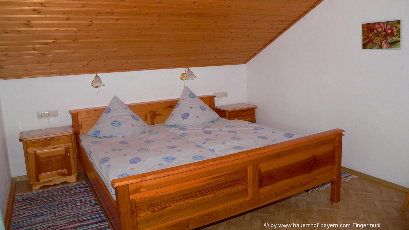 bayern-ferienwohnungen-schlafzimmer-doppelbetten-urlaub bayern-ferienwohnungen-schlafzimmer-doppelbetten-urlaub-1400