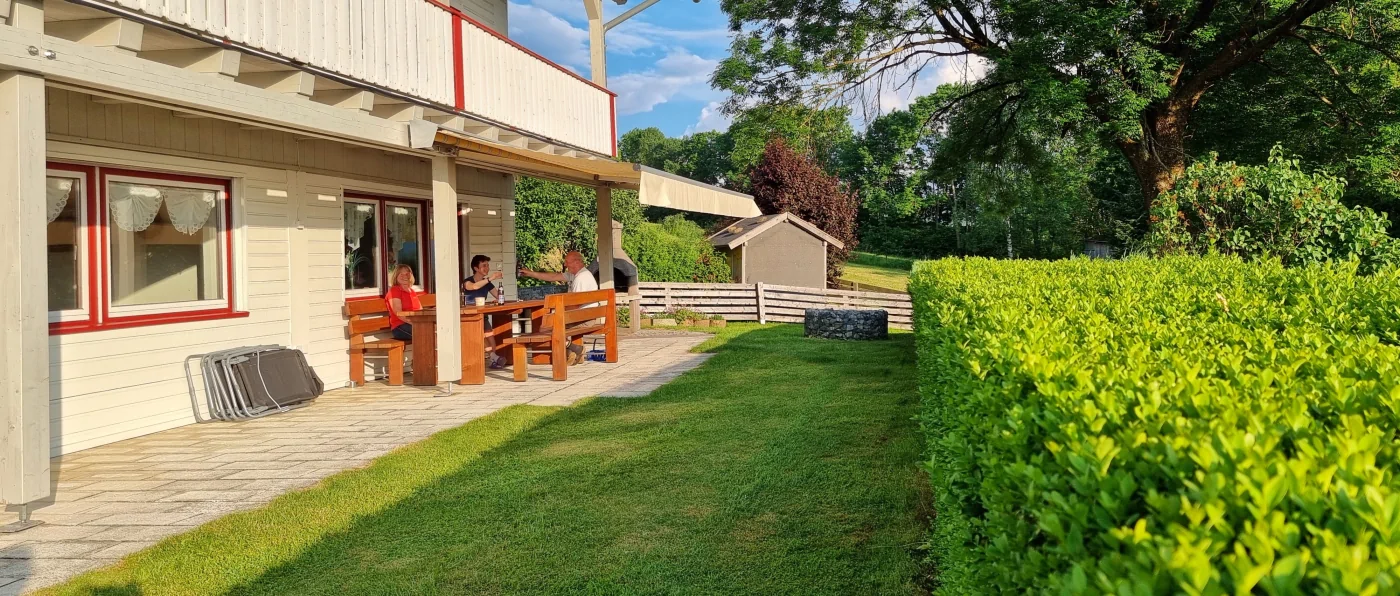 ferienhaus-terrassenüberdachung-garten-ideen-beispiele-panorama-bilder