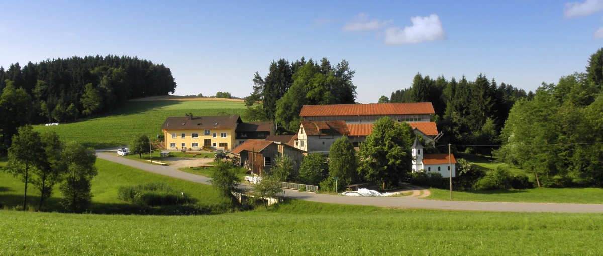Hofansicht vom Bauernhof Fingermühl im Bayerischen Wald Fingermühl Bayerischer Wald Urlaub am Bauernhof in Bayern